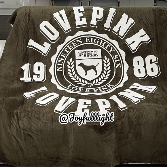 NEW VICTORIA'S SECRET PINK Vintage Green 60" x 72" (bigger size) Sherpa Blanket - Picture 5 of 9